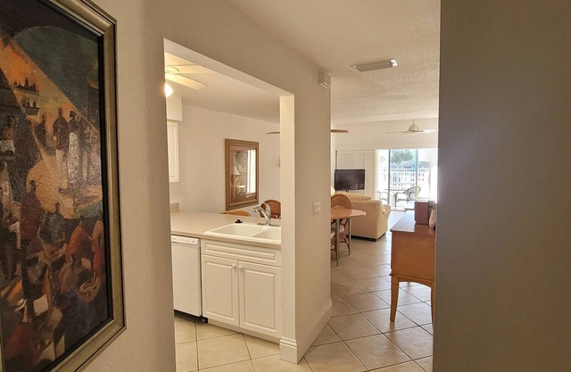 Perfect 2 Bed Getaway with Pool & hot tub, on canal, come and enjoy paradise!