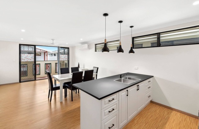 Perfect 2BR for Groups in Inner-City Suburb