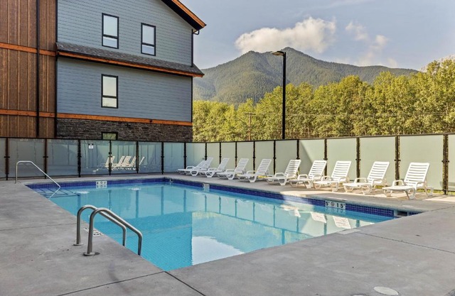Perfect 3 bed-2 bath Top Floor Hot Tub Heated Pool Gym