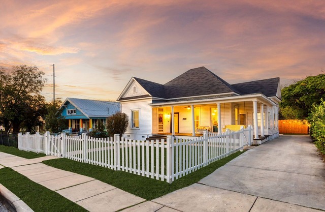Perfect Backyard ~1 Mile to Riverwalk & DT~ Arcade