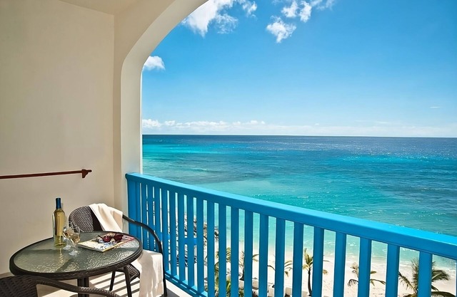 Perfect Beach Getaway in Barbados! Kitchenette & Balcony, Pool, Free Parking!