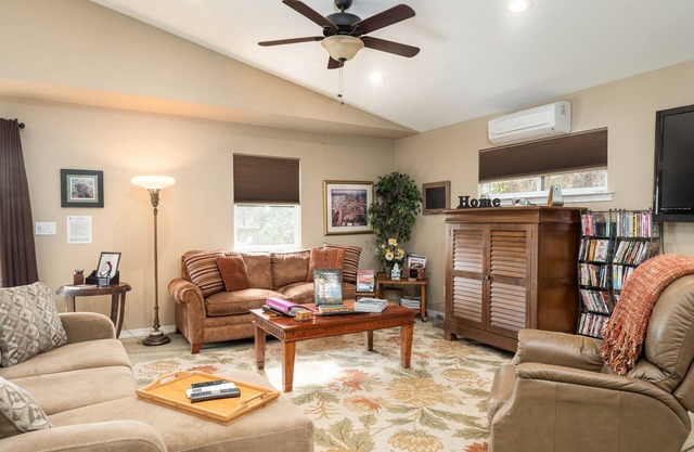 Perfect Charming Cottage on a Quiet Country Lane in Sebastopol