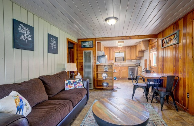 Perfect Colorado Adventure Pad! Ski Monarch Mtn or float the Arkansas River.