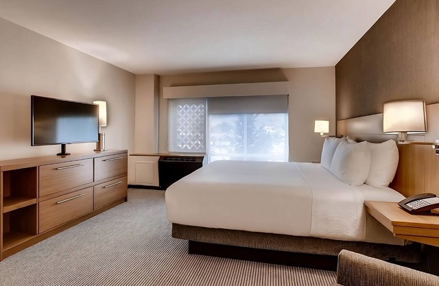 Perfect Family Ski Trip! Pet Friendly Hotel, Soothing Jacuzzi, Free Breakfast!