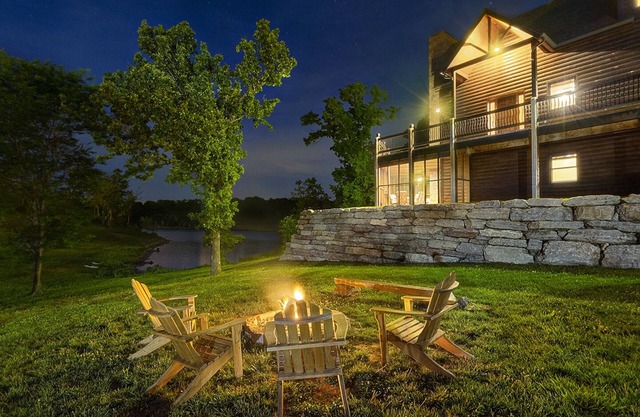 Perfect Family Vacation, near Dogwood Canyon- Lakefront Free Amenities Hot Tub Pools