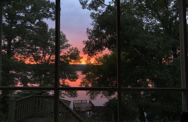 Perfect Fishermen’s Retreat on the Tennessee River or a Relaxing Family Getaway.