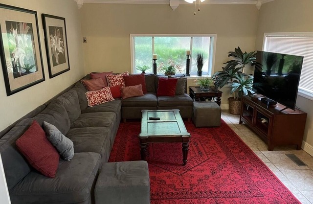 Perfect for campus visits 4 bedroom walk to Doak