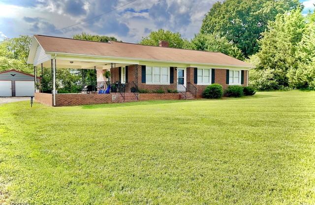 Perfect for families or business, minutes to Newton and Hickory