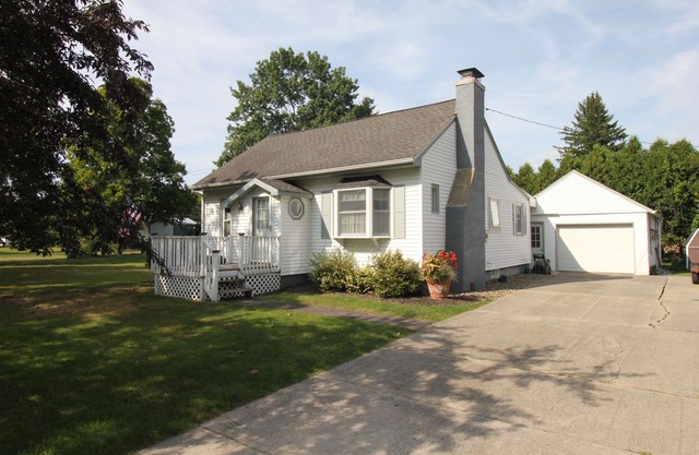 Perfect, Heart of Village, Private, Large Lot, 2- Blocks from almost everything
