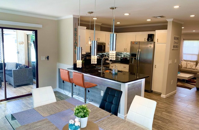 Perfect home away, modern amenities, ~ Heated Pool ~ Close to S. Venice Beach