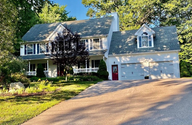 Perfect home for adventure! 2mi to Foxwoods, 15 min to Mystic, tour CT WineTrail