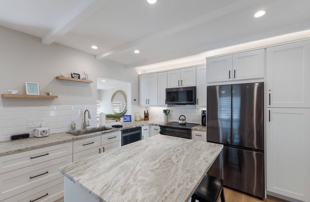 Perfect Local In Village,1 1/2 Block From #1 Beach In USA, Pool, Wifi, Sun & Fun