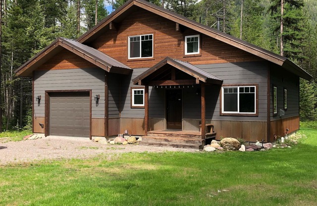 Perfect location between West and East Glacier Park entrances and next to river!