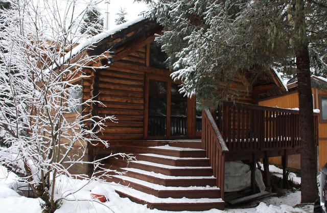 Perfect Location! Cozy And Quiet Log Cabin; Walking Distance To Ski Lifts!