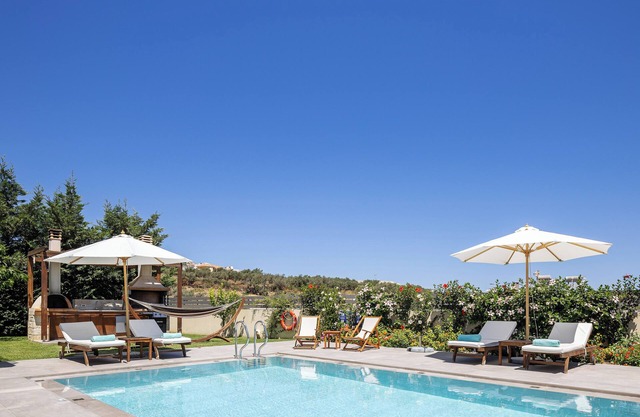 Perfect location, private pool, hot tub and gym!