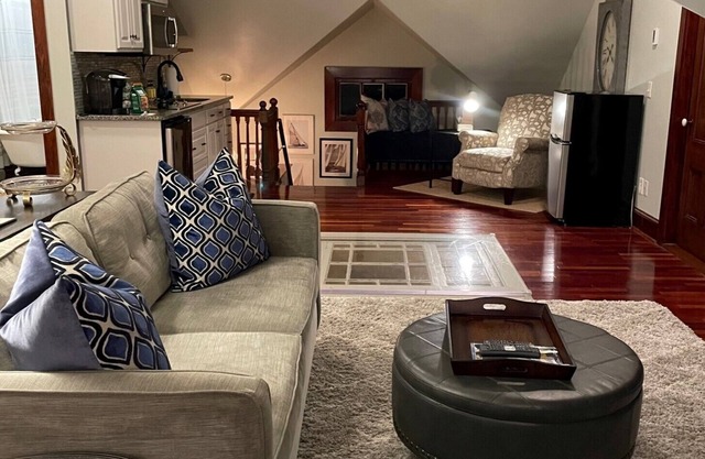 Perfect Location, Walk to Harbor or Downtown