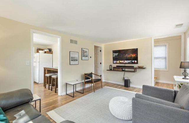 Perfect Location Walk to MSU Campus High End Mattresses Fast Wi-Fi
