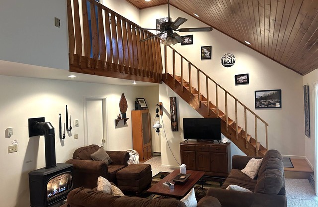 Perfect summer getaway to explore or relax: Spacious/Pet-friendly/3BR cabin!