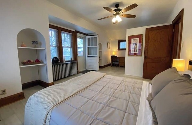 Perfectly Convenient MKE Location 2 BR Upper!