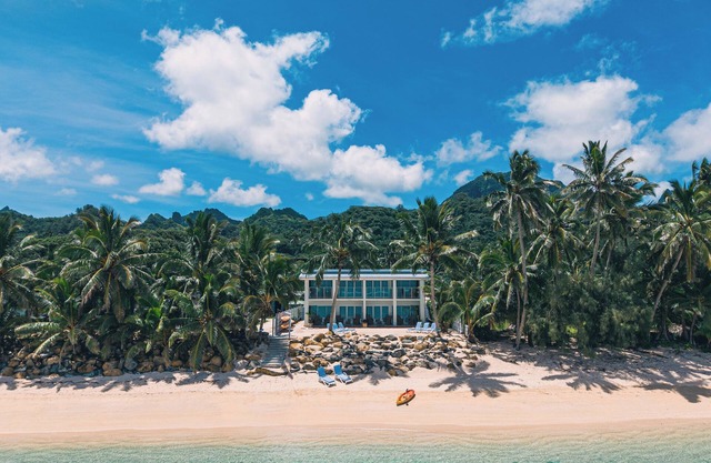 Perfectly located 2-bedroom beachfront condo on quiet swimming/snorkelling beach