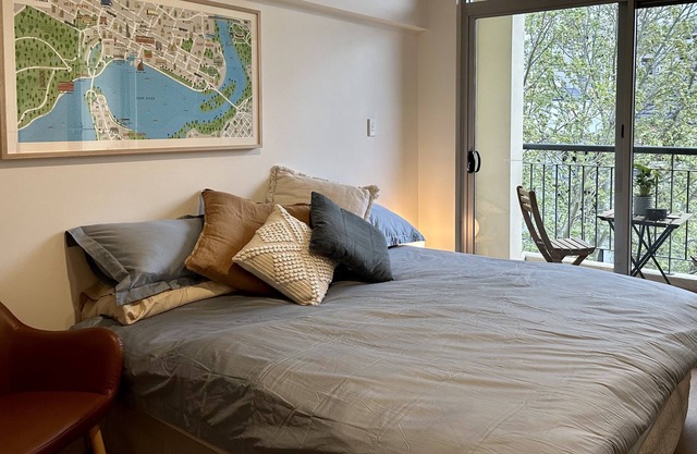 Perfectly situated at Claisebrook Cove, fresh Studio apartment, with pool access