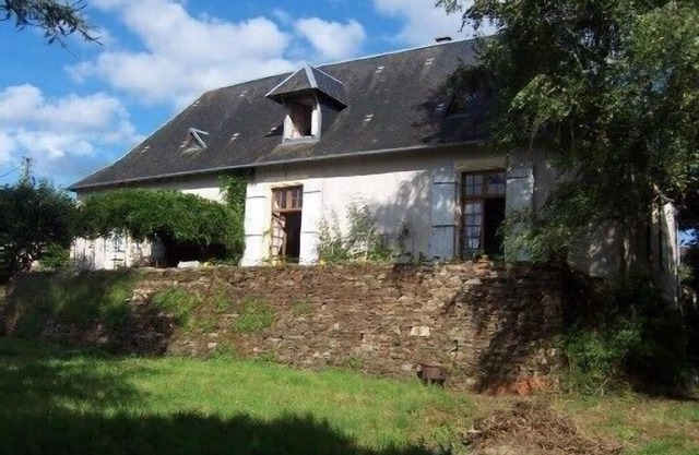 Périgord-Limousin, beautiful village house in a garden at the foot of the castle