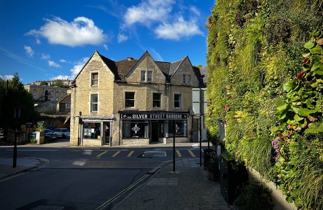 Period apartment, great views, in heart of historic town.