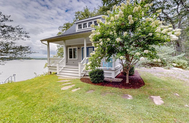 Periwinkle Cottage | Sunny cottage in Westport Island overlooking the river