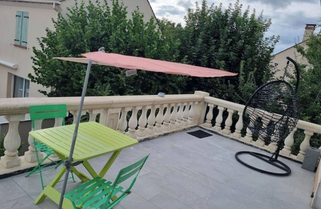 Persan Charmant Studio Avec Grand Balcon