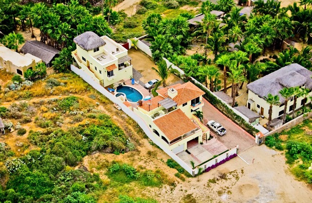Pescadero Palace 3BR Guest House w/Pool, Jacuzzi, and in front of Surf!