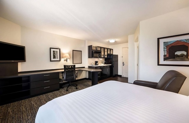 Pet-friendly Accommodation, Full Kitchen and Private Parking Onsite!