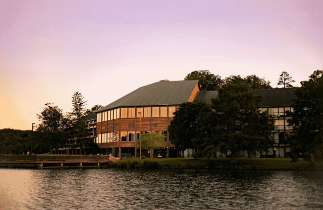 Pet-Friendly Bluff Cabin by Sunnen Lake