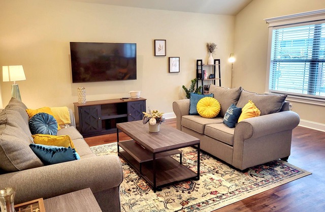 Pet Friendly Bungalow close to Eureka Springs!