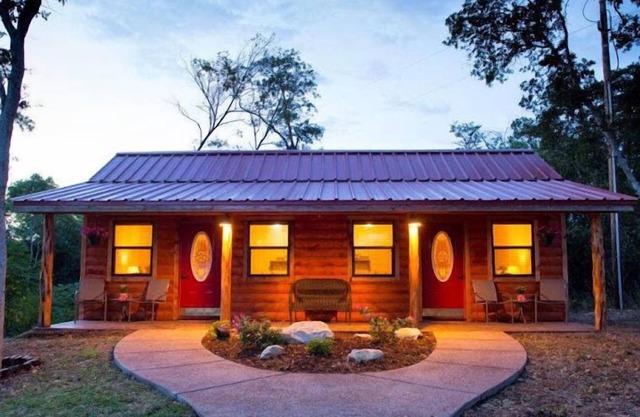 Pet Friendly Cabin 4 - 15 minutes from Magnolia and Baylor