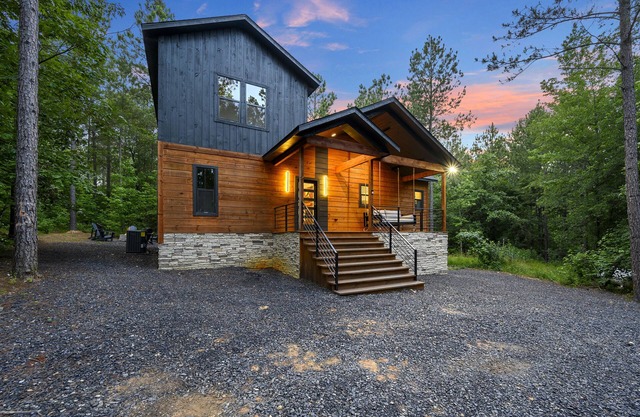 Pet-Friendly Cabin 5 minutes from town with stunning decor and views!