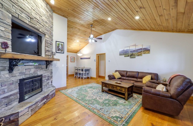 Pet-Friendly Cabin w/Fire Pit in Spruce Pine!
