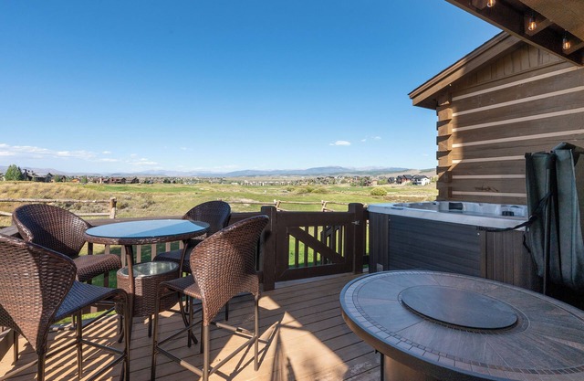Pet-friendly cabin w/fireplace, hot tub & views