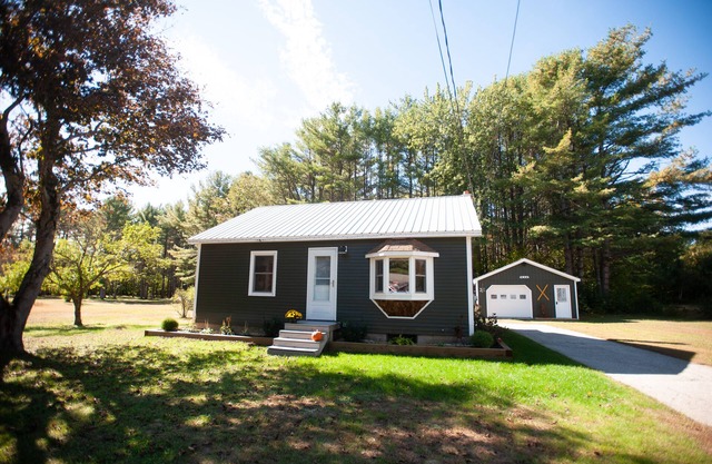 Pet friendly, cozy house in West Bethel close to Sunday River and Mt. Abram.