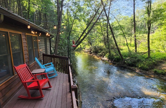 Pet Friendly Creekfront Cabin W/King bed/Fireplace/Fitpit