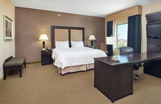 Pet-Friendly Decatur Stay: Modern Rooms, Pool & Breakfast Included