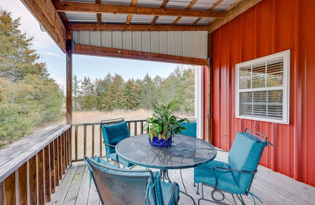 Pet-Friendly Dover Cottage w/Deck + Mtn Views!