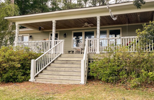 Pet-friendly easy access 3 bedroom retreat with fantastic Shallotte River views