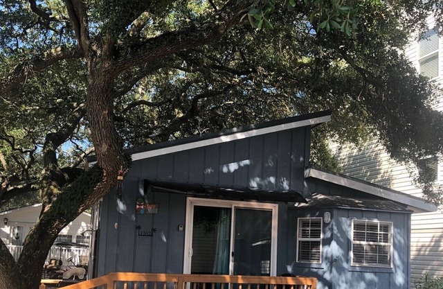 Pet Friendly, golf cart, 2 minute walk to the beach with ocean in sight