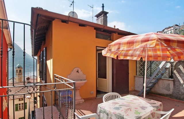 Pet-friendly holiday apartment Casa Corinna on the lake with terrace & WiFi