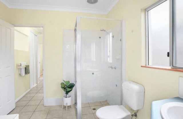 Pet friendly home, 10 minutes from the city and 10 minutes from the beach