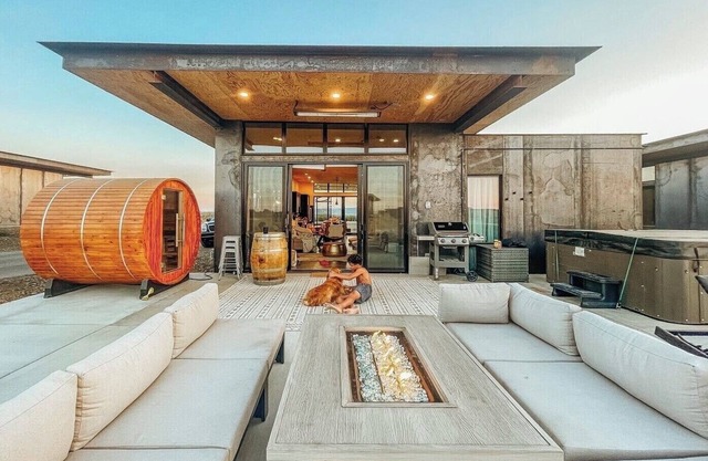 PET-FRIENDLY, HOT TUB & SAUNA CaveB Lakeside Luxury Spa Retreat by The Gorge