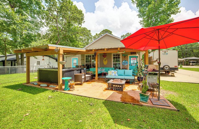 Pet-Friendly Lakefront Getaway w/Hot Tub!