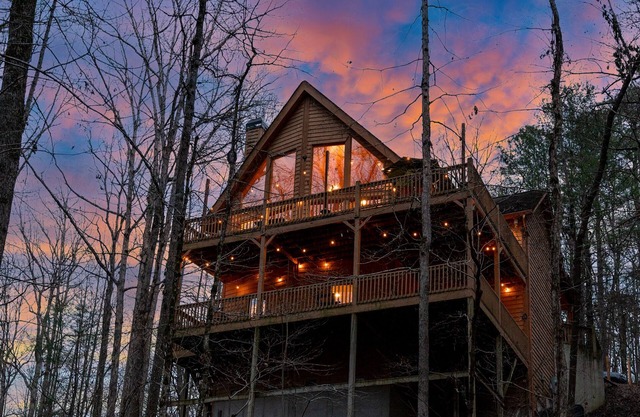 Pet Friendly Mountain Chalet - Hot Tub & Game Room