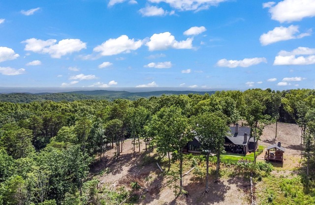 Pet Friendly, New Construction/Mtn Views/Hot Tub/Game Room/Outdoor Kitchen