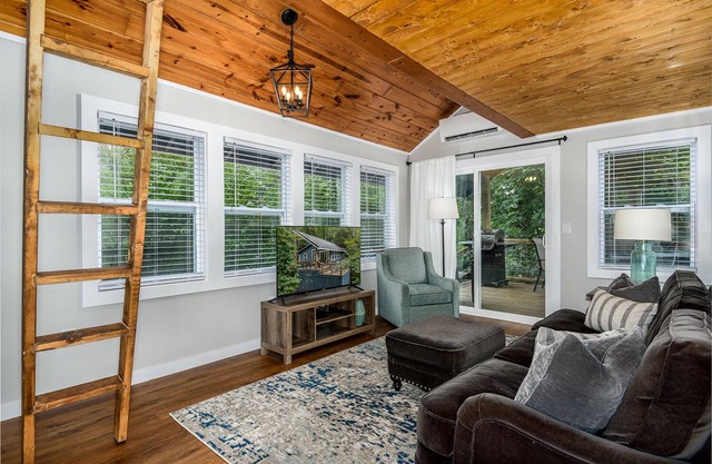 Pet Friendly- Romantic Getaway- Hiking galore nearby BRPW & Grandfather Mountain